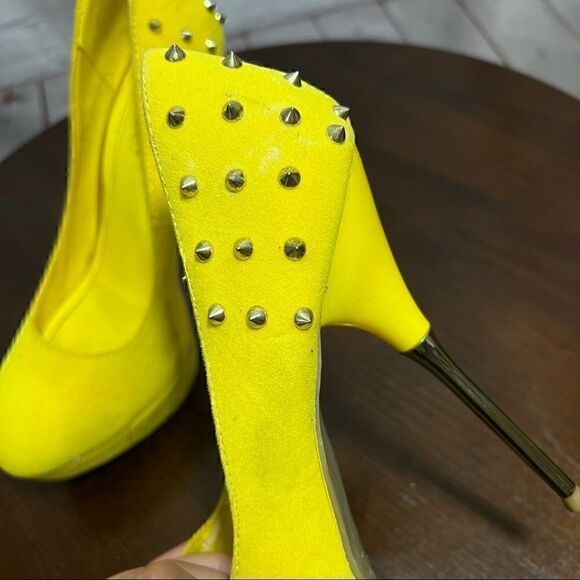 Shoe dazzle yellow suede like studded stiletto pumps GUC 8.5 - Picture 8 of 12